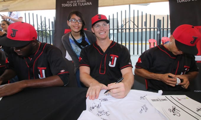 Firman autógrafos Toros de Tijuana