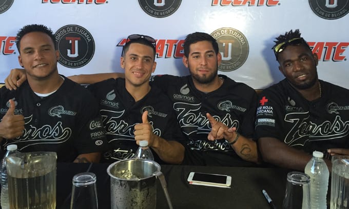 Posan y firman estrellas de Toros