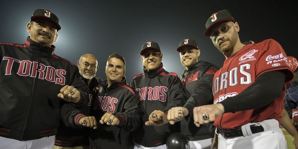 RECIBEN TOROS ANILLOS DE CAMPEONES