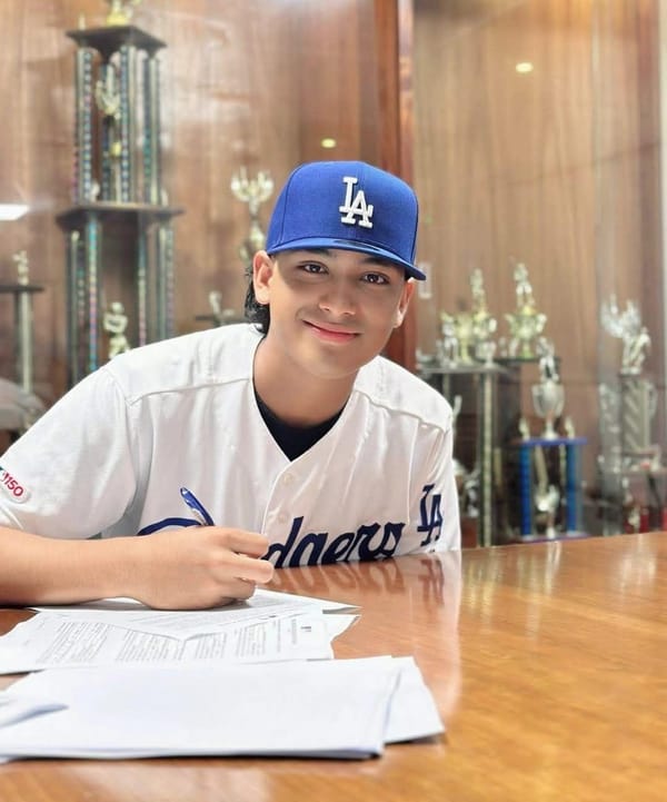 FIRMA CON LOS CAMPEONES